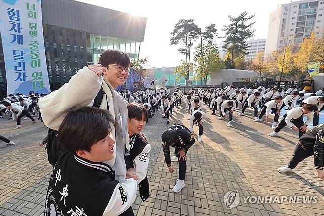 수능 D-1, 후배 응원 받으며 학교 나서는 수험생들 (서울=연합뉴스) 신현우 기자 = 2024학년도 대학수학능력시험(수능)을 하루 앞둔 15일 오전 서울 강남구 중동고등학교에서 수험생들이 후배들의 응원을 받으며 학교를 나서고 있다. 2023.11.15 nowwego@yna.co.kr