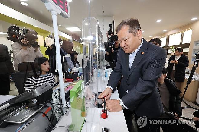 이상민 장관, 행정전산망 점검 위해 등본·인감 발급 (서울=연합뉴스) 임화영 기자 = 이상민 행정안전부 장관이 19일 오후 서울 종로구 청운효자동주민센터를 방문해 사흘째 이어지고 있는 정부 행정전산망 장애 복구를 위한 현장점검 도중 본인의 등본과 인감 서류를 발급하고 있다. 
    지난 17일 공무원 전용 행정전산망인 '새올'에 이어 정부 온라인 민원서비스인 '정부24'도 서비스가 전면 중단돼 공공기관의 민원서류 발급이 올스톱됐다. 2023.11.19 hwayoung7@yna.co.kr