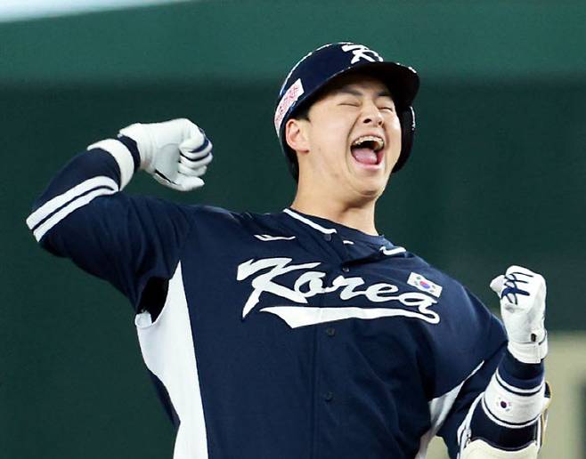 아시아프로야구챔피언십(APBC) 결승전 한국과 일본의 경기에서 2타점 적시타를 친 뒤 포효하는 노시환(사진=연합뉴스)