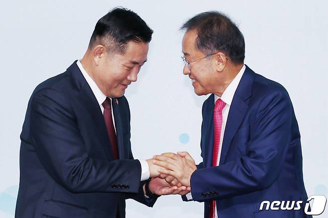 홍준표 대구시장과 신원식 국방부 장관이 20일 오전 서울 영등포구 여의도 페어몬트 앰배서더 호텔에서 열린 '대구경북신공항 투자설명회'에서 대구 군공항 이전 사업 합의각서 체결 뒤 악수를 나누고 있다. 2023.11.20/뉴스1 ⓒ News1 민경석 기자