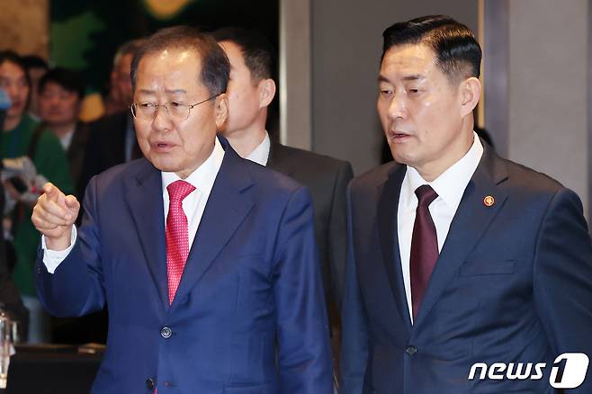 홍준표 대구시장(왼쪽)과 신원식 국방부 장관이 20일 오전 서울 영등포구 여의도 페어몬트 앰배서더 호텔에서 열린 '대구경북신공항 투자설명회'에 참석하고 있다. 2023.11.20/뉴스1 ⓒ News1 민경석 기자