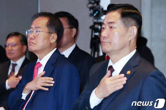 홍준표 대구시장(왼쪽)과 신원식 국방부 장관이 20일 오전 서울 영등포구 여의도 페어몬트 앰배서더 호텔에서 열린 '대구경북신공항 투자설명회'에서 국민의례를 하고 있다. 2023.11.20/뉴스1 ⓒ News1 민경석 기자