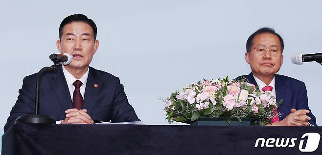 신원식 국방부 장관(왼쪽)이 20일 오전 서울 영등포구 여의도 페어몬트 앰배서더 호텔에서 열린 '대구경북신공항 투자설명회'에서 대구 군공항 이전 사업 합의각서 체결 뒤 인사말을 하고 있다. 오른쪽은 홍준표 대구시장. 2023.11.20/뉴스1 ⓒ News1 민경석 기자