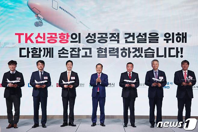 홍준표 대구시장(왼쫏 네 번째)이 20일 오전 서울 영등포구 여의도 페어몬트 앰배서더 호텔에서 열린 '대구경북신공항 투자설명회'에서 신공항의 성공적 건설을 기원하는 기념행사를 하고 있다. 2023.11.20/뉴스1 ⓒ News1 민경석 기자