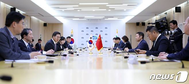 김동연 경기도지사가 20일 중국 랴오닝성(遼寧省) 기업 28개 사로 구성된 경제 무역 교류단의 대표와 만나 경기도-랴오닝성 간 기업 협력 활성화 방안에 대해 의견을 교환했다.경기도 제공)