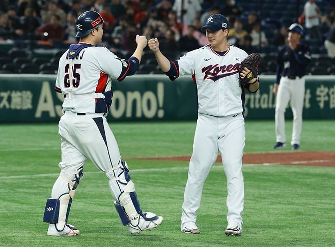 18일 일본 도쿄돔에서 열린 아시아프로야구챔피언십(APBC) 예선 최종전 대한민국과 대만의 경기. 6-1로 승리한 대한민국 정해영과 포수 김형준이 기뻐하고 있다. 2023.11.18. 사진 | 도쿄=연합뉴스