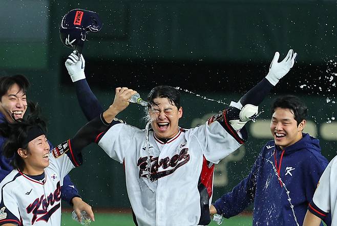 16일 일본 도쿄돔에서 열린 아시아프로야구챔피언십(APBC) 예선 1차전 대한민국과 호주의 경기. 10회말 무사 1,2루에서 노시환이 끝내기 안타를 친 뒤 환호하고 있다. 2023.11.16. 사진 | 도쿄=연합뉴스