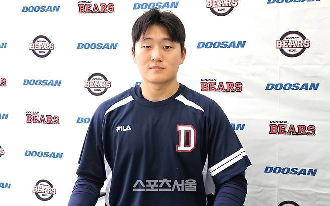 두산 고졸(인천고) 신인 김택연이 16일 이천 베어스파크에 합류해 다부진 표정으로 포즈를 취하고 있다. 이천 | 장강훈기자 zzang@sportsseoul.com