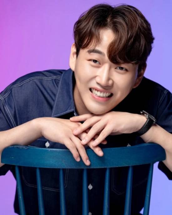 황영웅은 최근 첫 미니 앨범 '가을, 그리움'을 발표하고 6개월 만에 복귀했다. 이 앨범은 한터차트 초동 50만 8300장을 기록했다. 오는 12월 첫 단독 콘서트를 준비 중이다. /황영웅 SNS