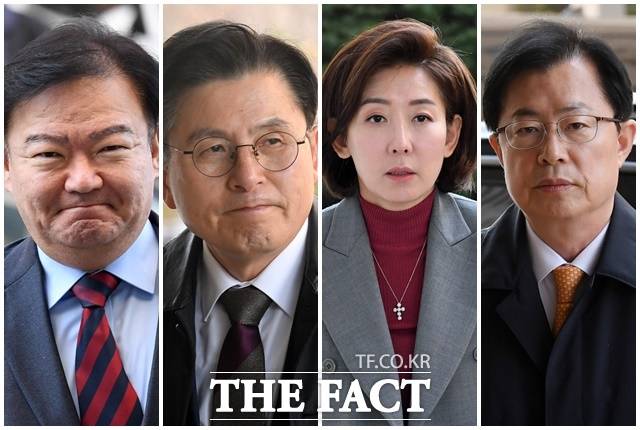 민경욱 전 의원과 황교안 전 자유한국당 대표, 나경원 전 원내대표, 이만희 국민의힘 의원(왼쪽부터)이 20일 오전 서울 양천구 서울남부지방법원에서 열린 국회 패스트트랙(신속처리안건) 충돌 사건 관련 공판에 출석하고 있다. /남용희 기자