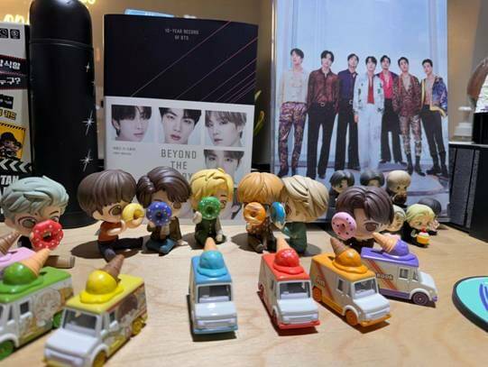 방탄소년단과 타이니탄 캐리터 인형들
