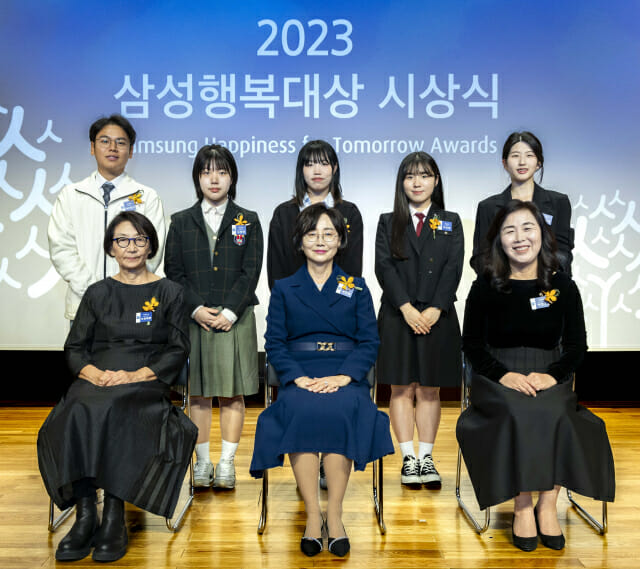 2023 삼성행복대상 수상자들이 20일 오후 3시 서울 한남동 삼성교육문화센터 강당에서 열린 시상식에서 기념 촬영을 하고 있다. [앞줄 왼쪽부터] 여성선도상 조한혜정 연세대 문화인류학과 명예교수, 여성창조상 묵인희 서울대 의과대학 교수, 가족화목상 박영주 세종예술고 음악 교사  [뒷줄 왼쪽부터]청소년상 리안 티안 눈(경희대 1), 김선애(정원여중 3), 최별(인천비즈니스고 3), 옥효정(신명고 3), 백혜경(배재대 3)(사진=삼성생명공익재단 제공)