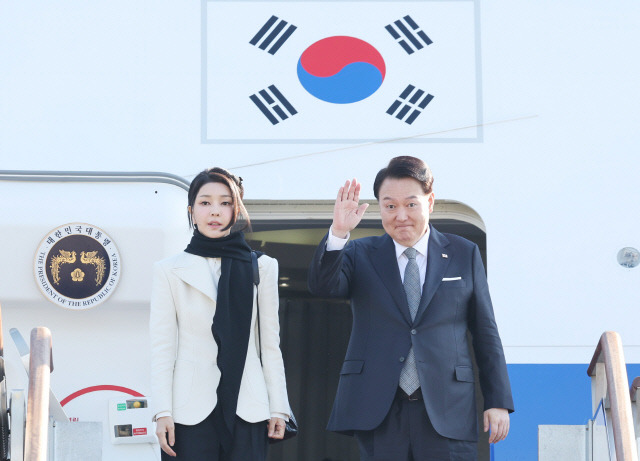 영국을 국빈 방문하는 윤석열 대통령과 부인 김건희 여사가 20일 경기 성남 서울공항에서 전용기인 공군 1호기에 올라 출국 인사를 하고 있다. 연합뉴스