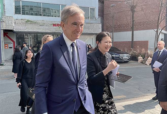세계 최대 명품그룹 루이비통모에헤네시(LVMH) 수장 베르나르 아르노 총괄회장이 3월 20일 서울 성동구에 있는 ‘디올 성수’를 방문하고 있다. 사진 뉴스1