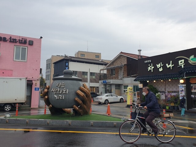 쌍화차거리 앞을 한 시민이 자전거를 타고 지나가고 있다. 박임근 기자