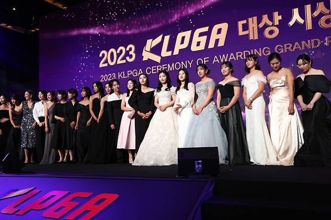 20일 그랜드 인터컨티넨탈 서울 파르나스에서 열린 2023 KLPGA 시상식에서 수상자들이 기념촬영을 하고 있다. 연합뉴스