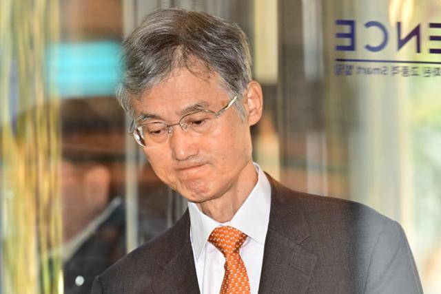 조희대 대법원장 후보자가 15일 서울 서초구에 마련된 인사청문 준비 사무실로 출근하며 취재진 질문에 답변하기 전 숨을 고르고 있다. 최주연 기자