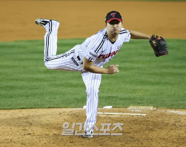 kt위즈와 LG 트윈스의 2023 KBO 한국시리즈 5차전 경기가 13일 오후 서울 잠실야구장에서 열렸다. LG 마무리 고우석이 9회 등판 역투하고있다. 잠실=정시종 기자 capa@edaily.co.kr