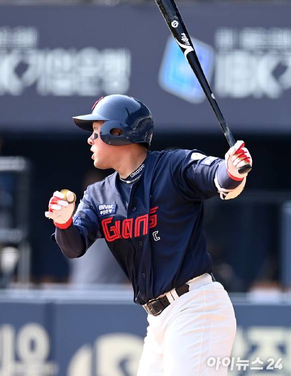 2020시즌부터 올 시즌까지 롯데 자이언츠에서 뛴 안치홍(내아수)이 자신의 두 번째 자유계약선수(FA) 자격을 얻은 뒤 20일 한화 이글스와 계약해 이적했다. [사진=아이뉴스24 포토 DB]