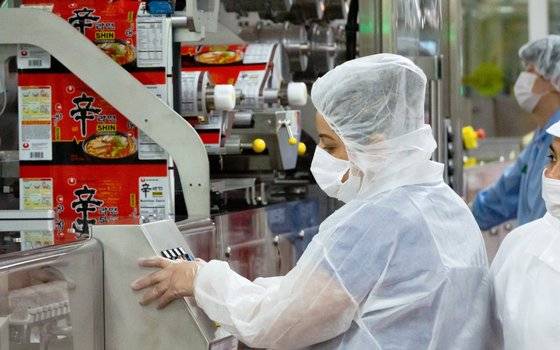 미국 로스앤젤레스 인근에 있는 농심 미국 제2공장에서 현지 직원이 라면을 생산하고 있다. 사진 농심