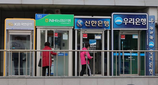 지난달 27일 서울 이태원동에 설치된 주요 은행의 현금인출기(ATM) 모습. 사진=임대철 기자