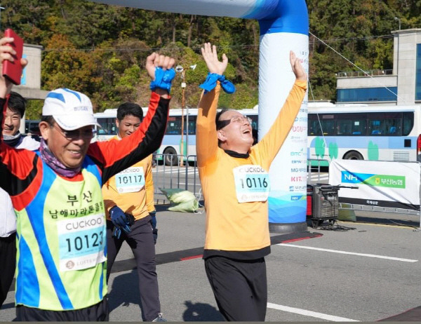 2030 부산세계박람회 유치기원 부산마라톤대회에 참가한 부산광역시 하윤수교육감(오른쪽)이 10km를 완주하고 있다.