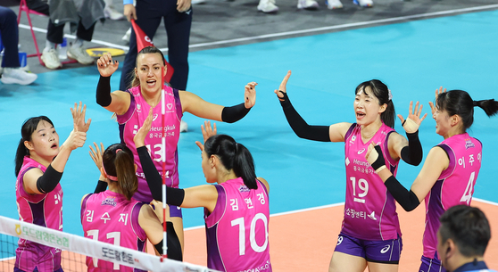 The Heungkuk Life Insurance Pink Spiders celebrate during a V League game against GS Caltex Seoul Kixx at Incheon Samsan World Gymnasium in Incheon on Friday. [YONHAP]