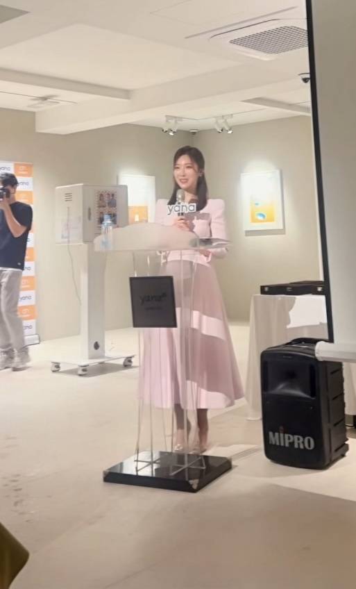 성우 이민하씨가 지난달 말 청소년 보호와 자립을 돕는 단체 ‘야나’ 행사에서 사회를 보는 모습. 이민하씨 제공