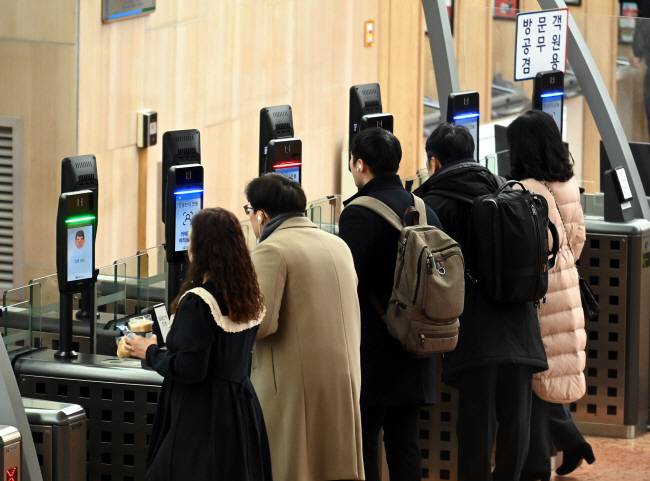 오늘은 청사로 출근하지만… 기획재정부와 산업통상자원부 등 핵심 정부부처 공무원들이 공직을 떠나 민간으로 대거 이탈하고 있다. 특히 산업부의 경우 2019년 15명이었던 이직 공무원이 올해는 벌써 27명에 달하는 것으로 집계된 가운데, 20일 오전 정부서울청사에 공무원들이 출근하고 있다. 박윤슬 기자