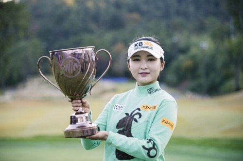 우승 트로피와 포즈를 취한 이예원. [사진=KLPGA]