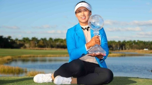 우승 트로피를 들고 미소짓고 있는 얗희영. [사진=LPGA]