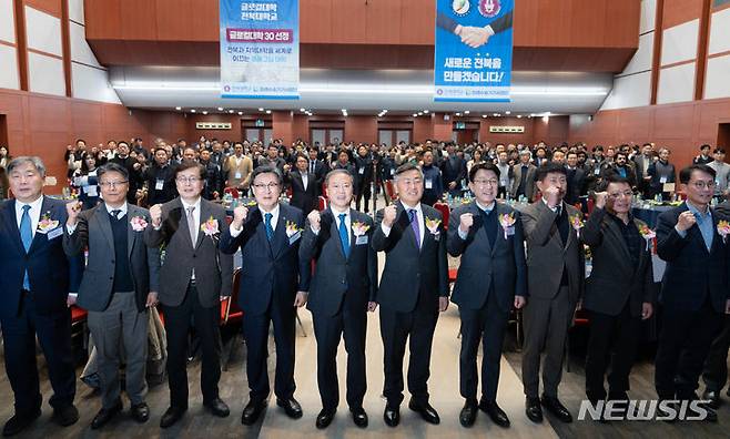 [전주=뉴시스]윤난슬 기자 = 전북대학교 RIS미래수송기사업단이 20일 대학 진수당에서 지자체, 대학, 연구소, 기업 등 250여 명이 참석한 가운데 발대식을 하고 본격적인 사업 추진을 위한 여정에 나섰다.2023.11.20.(사진=전북대 제공)
