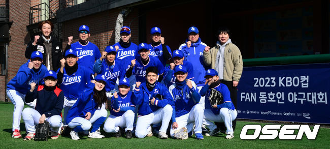 [OSEN=횡성, 조은정 기자] 18일 강원도 횡성 KBO 야구센터에서 '2023 KBO컵 FAN 동호인 야구대회' 1차라운드 두산(프로젝트K)와 삼성(라블리즈)의 경기가 열렸다.경기 전 삼성(라블리즈) 선수단과 삼성 은퇴선수 정인욱 임대한이 포즈를 취하고 있다.  2023.11.18 /cej@osen.co.kr