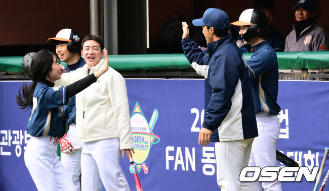 [OSEN=횡성, 조은정 기자] 19일 강원도 횡성 KBO 야구센터에서 '2023 KBO컵 FAN 동호인 야구대회' 준결승전 NC(에이포스)와 두산(프로젝트K)의 경기가 열렸다.NC(에이포스) 윤송이가 티볼 안타에 기뻐하고 있다. 2023.11.19 /cej@osen.co.kr