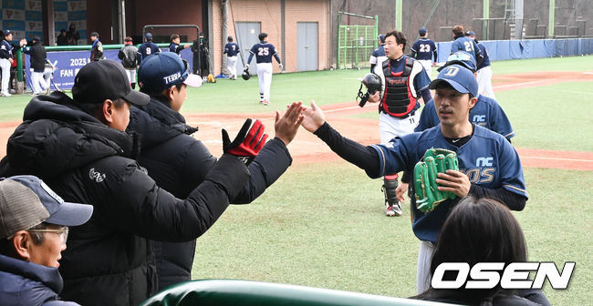 [OSEN=횡성, 조은정 기자] 19일 강원도 횡성 KBO 야구센터에서 '2023 KBO컵 FAN 동호인 야구대회' 준결승전 NC(에이포스)와 두산(프로젝트K)의 경기가 열렸다.승리 거둔 NC(에이포스)가 NC 은퇴선수 박명환-정수민과 승리를 기뻐하고 있다. 2023.11.19 /cej@osen.co.kr