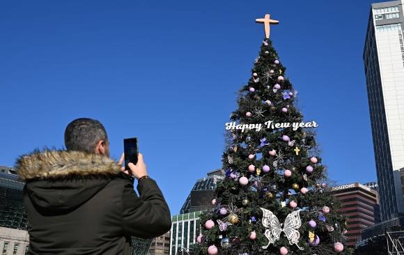 20일 서울 중구 서울광장에 크리스마스 트리가 설치돼 있다. 2023.11.20 오장환 기자