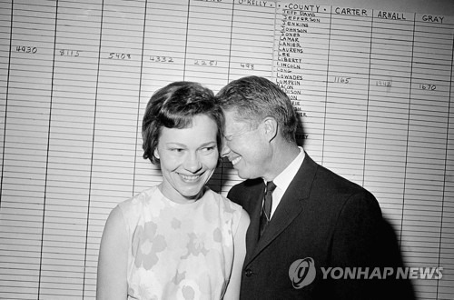 지미 카터 전 미국 대통령과 부인 로잘린 여사가 1966년 9월 15일(현지시간) 조지아주 애틀랜타 선거 캠프에서 함께 있다. 당시 카터 전 대통령은 조지아주 상원의원이었다. [AP 연합뉴스 자료사진. 재판매 및 DB 금지]