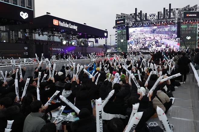 지난 19일 오후 서울 종로구 광화문 광장에서 관객들이 리그오브레전드 월드 챔피언십 결승을 응원하고 있다. ⓒ연합뉴스