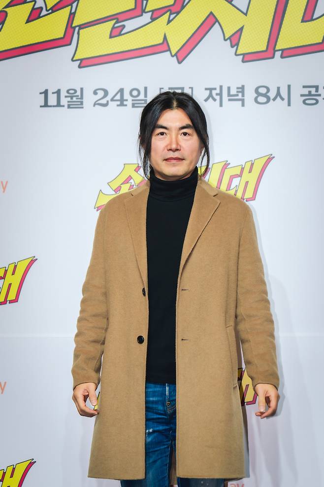 이명우 감독이 20일 서울 강남구 조선팰리스 서울 강남에서 열린 쿠팡플레이 시리즈 ‘소년시대’ 제작발표회에 참석해 포즈를 취하고 있다. 사진 쿠팡플레이