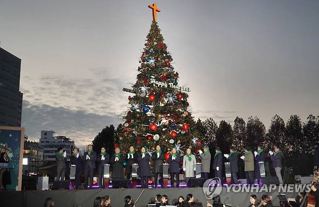 성탄트리 점등 퍼포먼스 뒤 박수치는 오세훈 서울시장 (서울=연합뉴스) 오세훈 서울시장이 19일 오후 서울 중구 시청 앞 서울광장에서 열린 2022년 대한민국 성탄트리 점등식에 참석해 점등 퍼포먼스를 마친 뒤 박수치고 있다. 2022.11.19 [서울시 제공. 재판매 및 DB 금지] photo@yna.co.kr