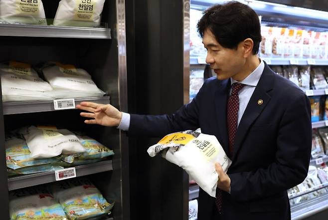 해양수산부 박성훈 차관이 16일 세종시 이마트 세종점에서 수산물 민생물가 현장점검을 하며 천일염의 가격을 점검하고 있다.(사진=연합뉴스)