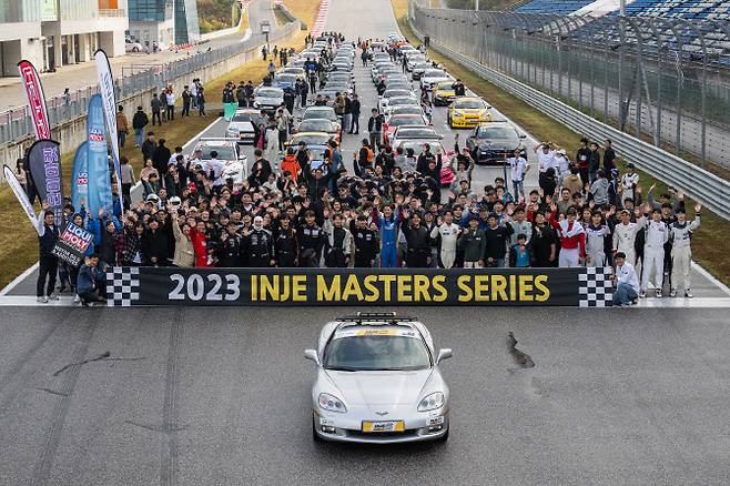 인제 마스터스 시리즈에 참가한 선수 및 관계자들이 함께 모여 기념촬영을 하고 있다. 사진=인제스피디움