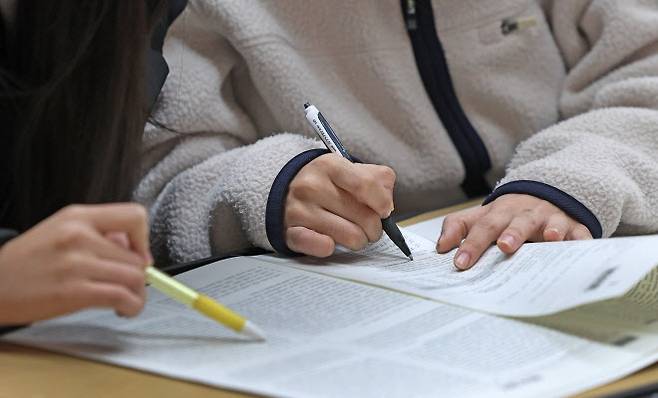 대구 수성구 정화여자고등학교 3학년 교실에서 수험생들이 수학능력시험 가채점을 하고 있다. (사진=뉴시스)