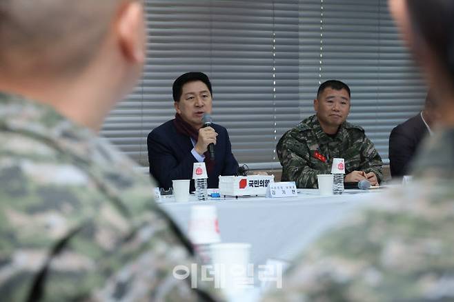 김기현 국민의힘 대표가 21일 오전 경기도 김포 해병대 제2사단 청룡회관에서 열린 해병대 초급간부 및 군 가족 간담회에서 인사말을 하고 있다. (사진=국회사진취재단)