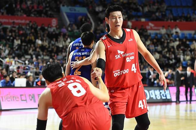 SK의 오세근이 20일 서울 삼성과 홈 경기에서 15점 8리바운드로 3연승을 이끌었다. [KBL 제공]