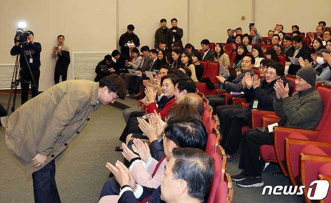 이준석 국민의힘 전 대표가 20일 오후 서울 여의도 국회 도서관에서 열린 하태경 의원의 '여의도 렉카' 출판기념회에 참석해 인사를 하고 있다. 2023.11.20/뉴스1 ⓒ News1 황기선 기자