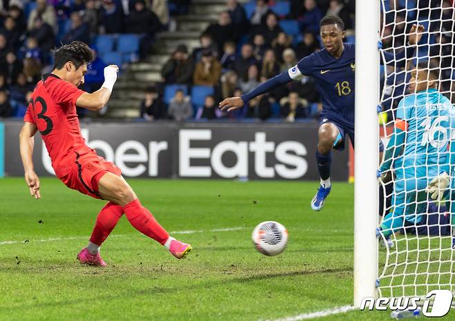 올림픽 축구 대표 정상빈이 20일 오후(현지시간) 프랑스 노르망디 지방의 항구도시 르아브르 ‘스타드 오세안(Stade Océane)’에서 열린 프랑스 21세 이하(U-21) 대표팀과 평가전에서 두번째 골을 성공 시키고 있다. 3:0 한국 승. 2023.11.21/뉴스1 ⓒ News1 이준성 기자