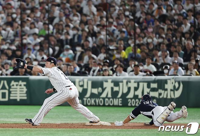 19일 오후 일본 도쿄돔에서 열린 '2023 아시아프로야구챔피언십(APBC)' 결승전 대한민국과 일본의 경기 10회초 승부치기 무사 1,2루 상황, 대한민국 김도영이 타격 후 1루로 향하다 아웃되고 있다. 2023.11.19/뉴스1 ⓒ News1 이재명 기자