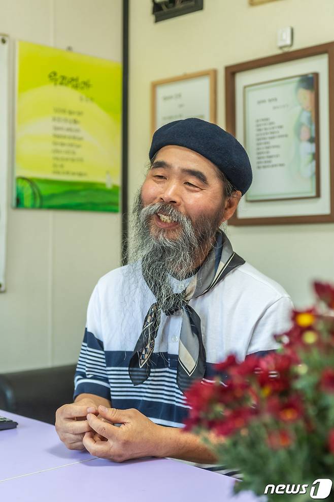 '시 쓰는 환경미화원', '시인이 된 청소부' 등으로 불리는 금동건 작가./뉴스1 이현동 기자