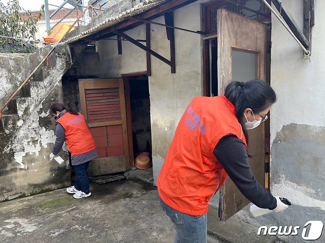 13일 광주 마을관리소 활동가들이 구 내 경로당과 돌봄세대를 대상으로 빈대 방제 활동을 하고 있다. (광주 광산구자원봉사센터 제공) 2023.11.14/뉴스1